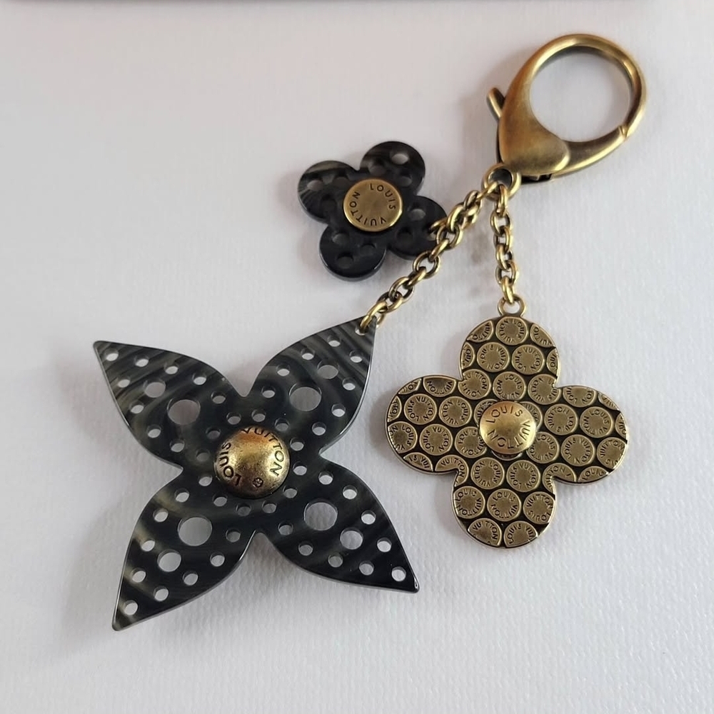 ๐ฅ RARE ๐ฅ Louis Vuitton Bijou Sac Rock Flower Antique Resin Bag Charm - Picture 3 of 4